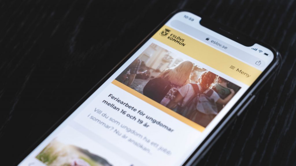 Mobiltelefon som visar webbplatsen för Eslövs kommun