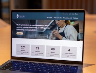 Medlingsinstitutets webbplats visas på en laptop.